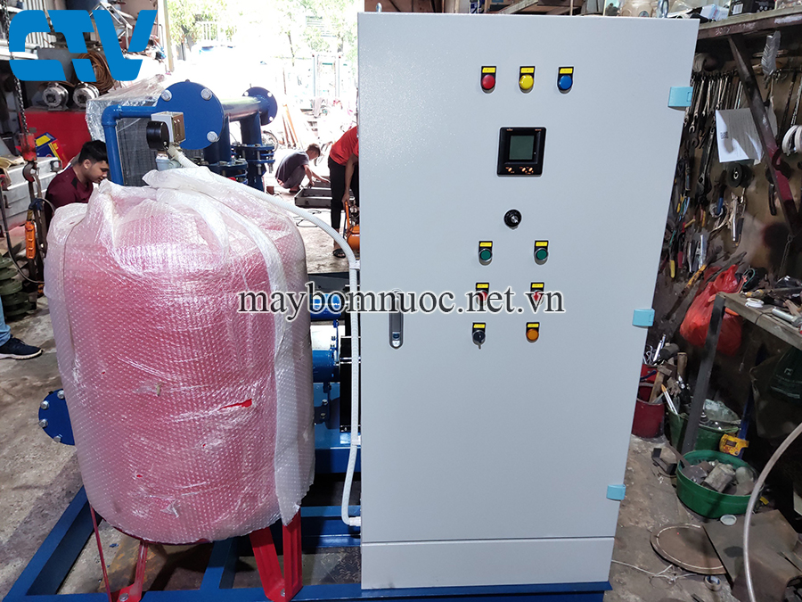 Lắp ráp tủ điện điều khiển bằng biến tần cho cụm máy bơm tăng áp công nghiệp